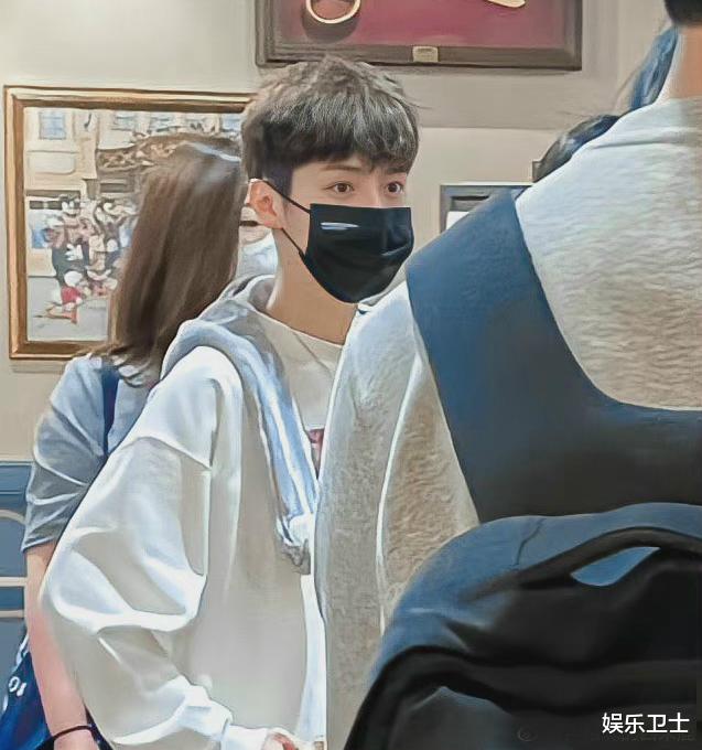 梁汉文|迪士尼偶遇邓超孙俪陈赫鹿晗，鹿晗戴朱迪兔耳朵帽卡哇伊，造型嫩如中学生