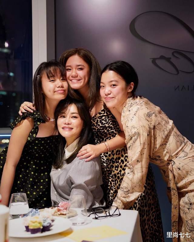 章小蕙|钟镇涛一家五口罕同框，章小蕙女儿五官太像妈，颜值碾压范姜女儿