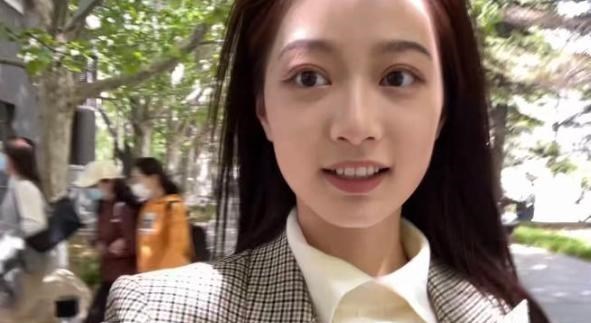 冯琳|“领诵员”冯琳再次登台朗诵，端庄又大气，已经脱掉不少学生气