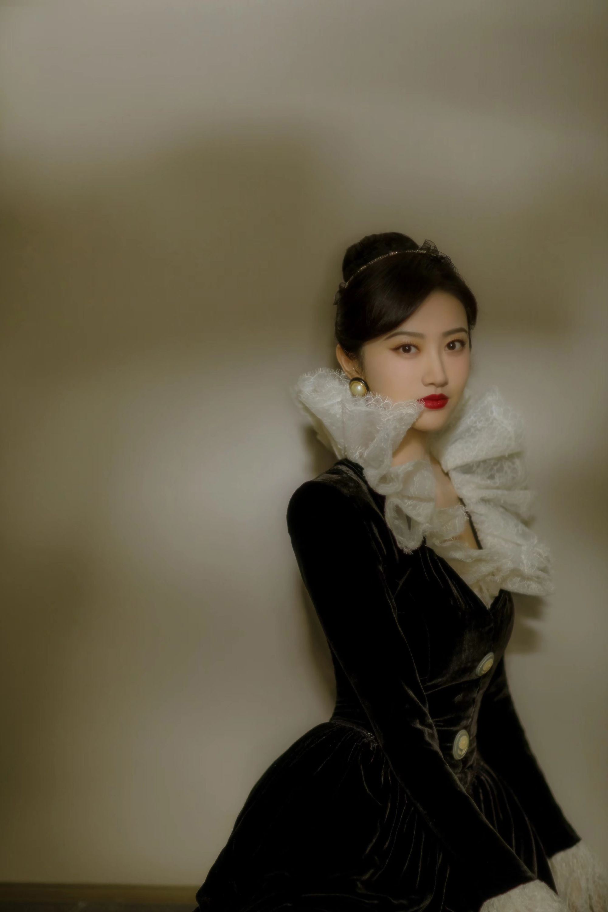 景甜|景甜不愧是人间富贵花，赫本造型似仙女下凡，红唇妆容尽显女人味