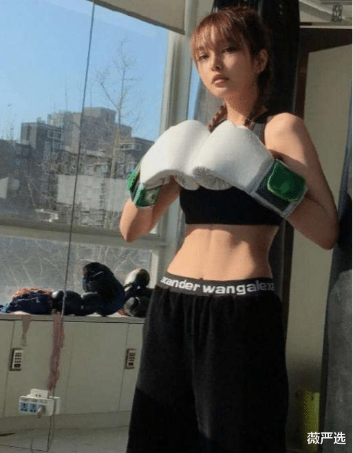 周扬青|分手后太大胆，独秀“电线杆”式美腿，周扬青过的才是逆袭人生