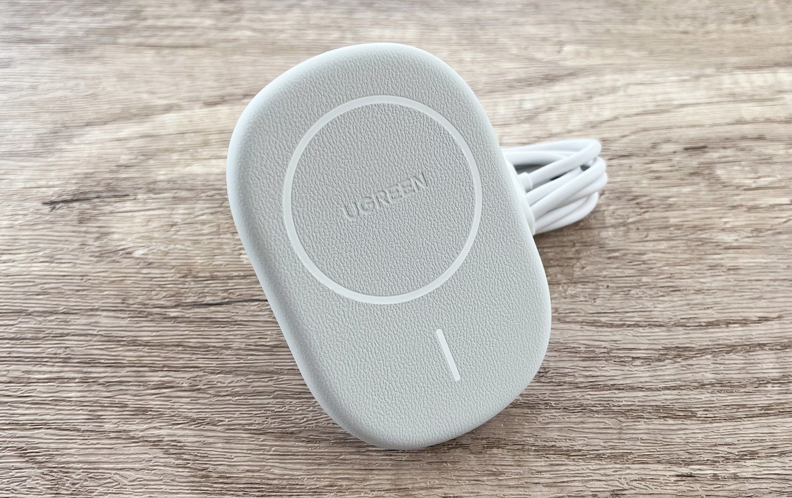 手机支架|给媳妇的iPhone 13换个绿联磁吸无线充车载手机支架来体验看看