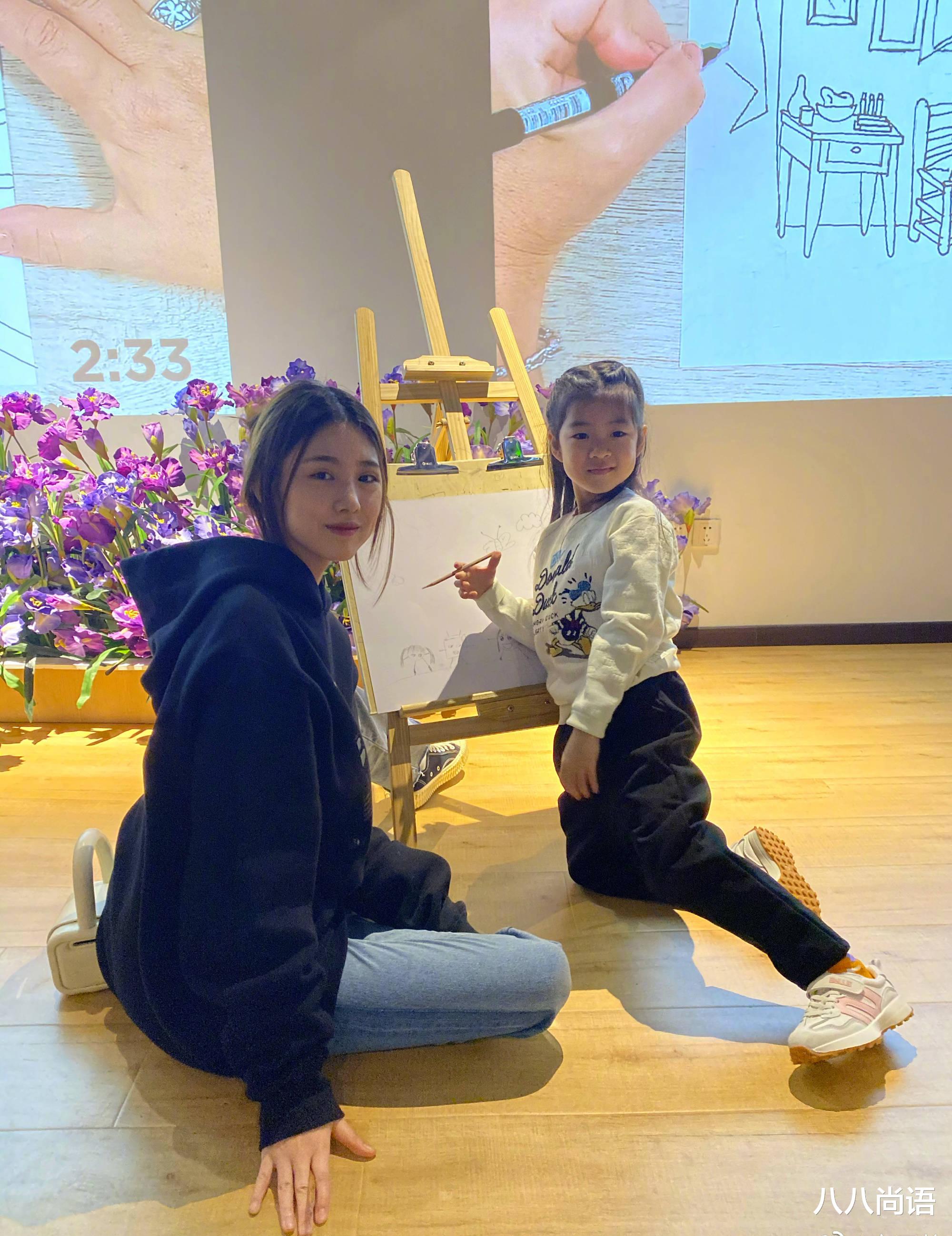 维也纳|继发单曲后，汪曼熙高调与家人去看展，同框6岁醒醒太有姐妹相了