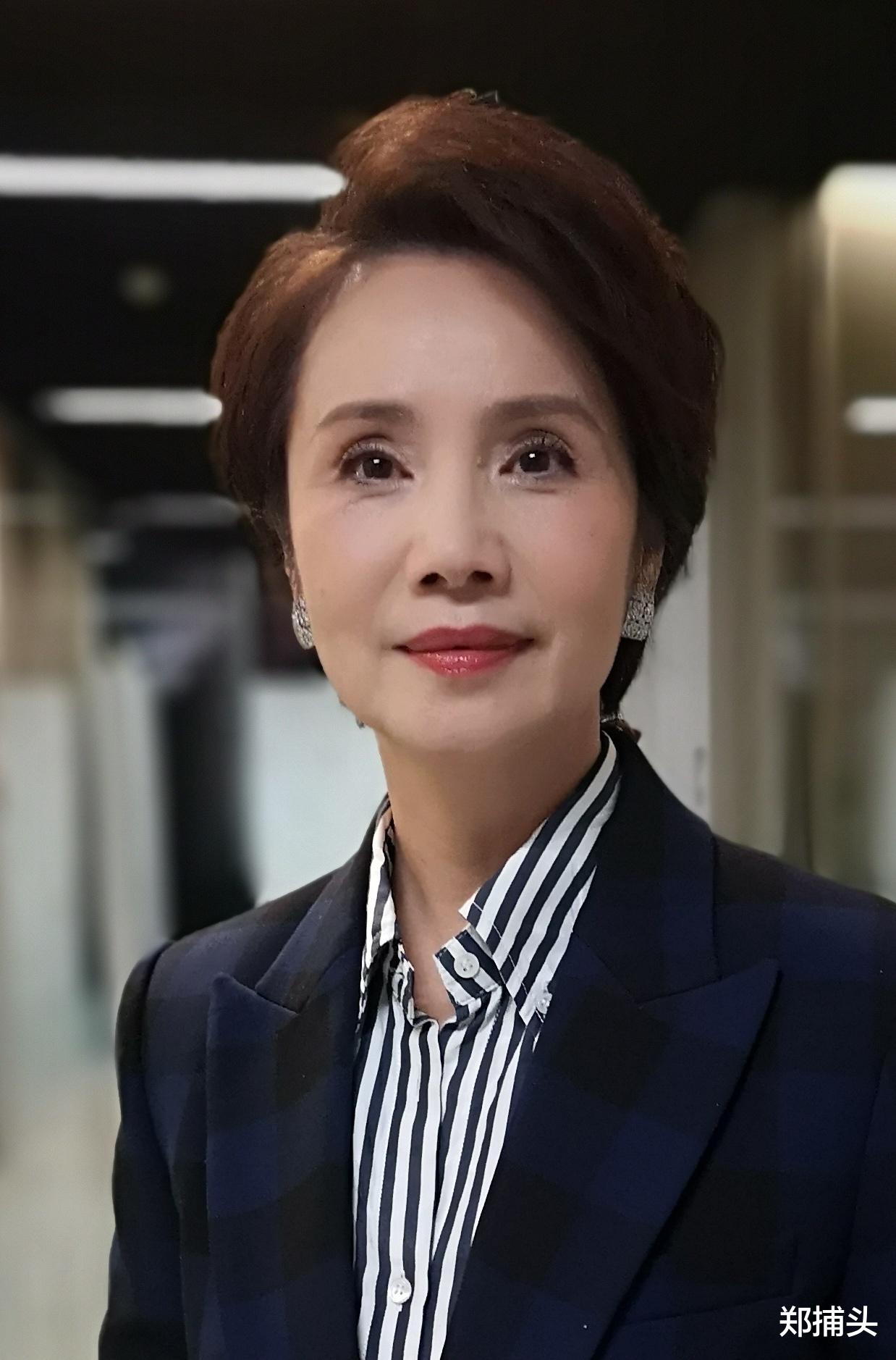 徐俐|新闻女主播徐俐退休,最后一次直播两次挥手道再见,对观众依依不舍