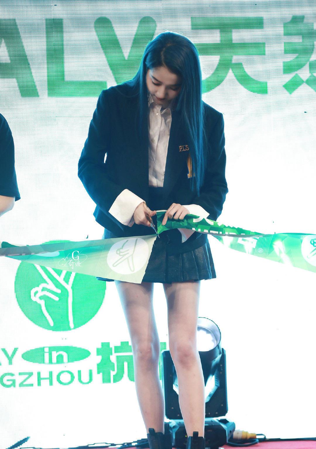 花木兰|关晓彤终于穿对了！一身学院风秀出大长腿，网友：比甜妹风适合她