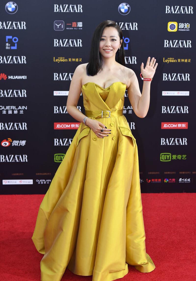 张靓颖|张靓颖离婚后更敢穿，黄色抹胸裙高级贵气，饱满的身材更有女人味