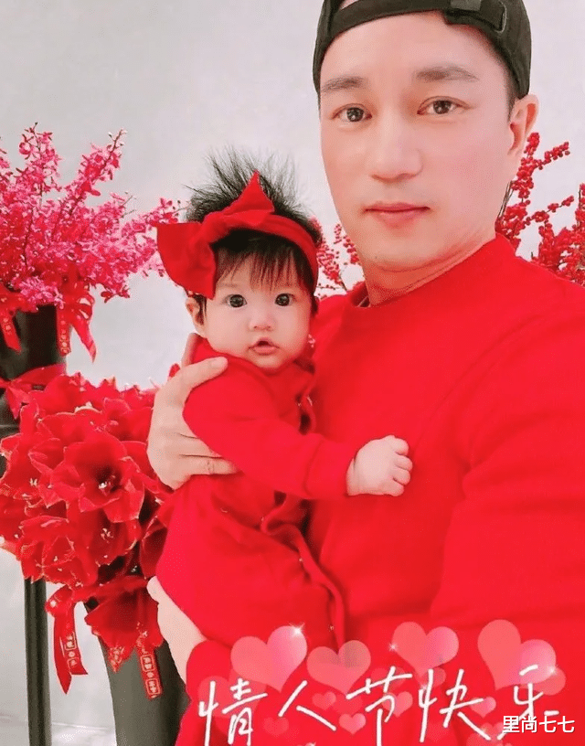 里尚七七|安以轩一家被偶遇!她变胖阔太背厚手臂粗,女儿罕见曝正脸太像妈