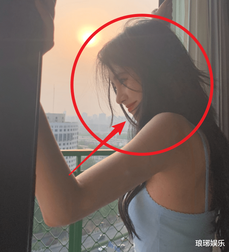 鞠婧祎|鞠婧祎晒全身照库存，和街边的路灯站一起，真实身高162很明显