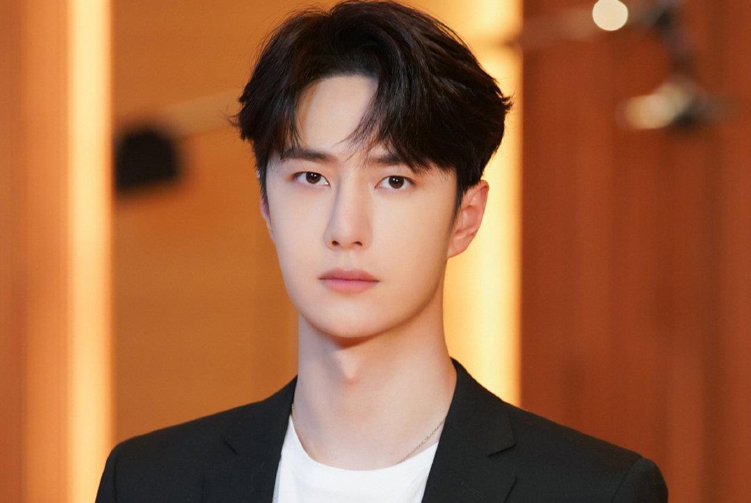 王一博|王一博开年首次亮相,飞上海出席新品发布会,头发长了许多