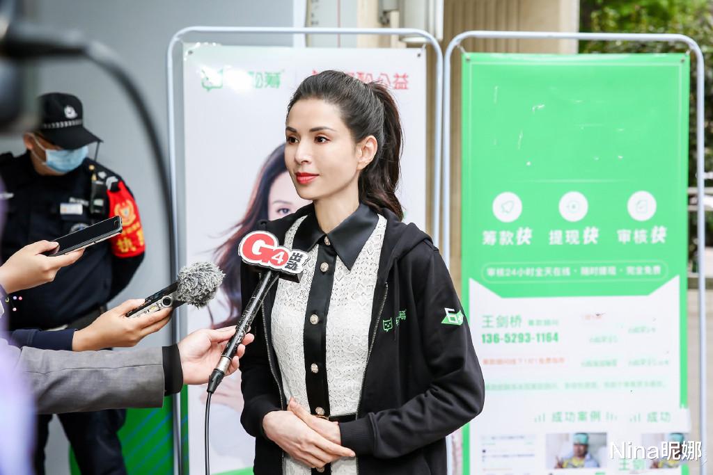 穿衣搭配|55岁李若彤单身生活好惬意，穿红色连衣裙小区里跳女团舞，扎马尾美回小龙女