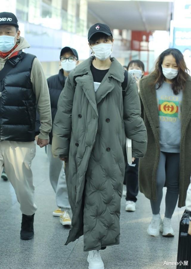 李宇春|李宇春的挺拔身材真适合穿长外套，“棉被大衣”显出女王气场