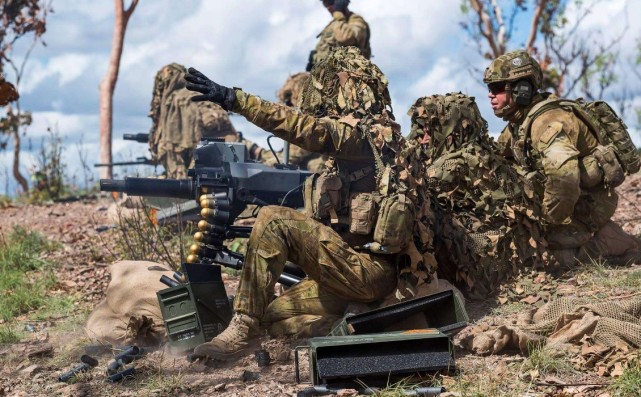 伊拉克|大战一触即发，3名师长突然倒向美国，还带走5万士兵600辆坦克