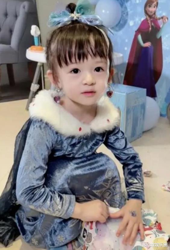 贾晓晨|他被周润发抱着长大，二婚妻子险无法走路，女儿食物中毒