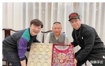 郭德纲|郭麒麟下跪替岳云鹏解围？于谦不可置信，郭德纲为何满面春风？