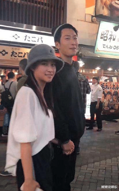 何超莲|何超莲海上冲浪，不愧“赌王最美千金”，超短泳裤露出修长双腿