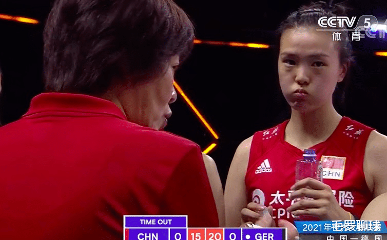 阿兰|爆大冷，中国女排首局20-25完败，郎平两次叫暂停，一传一塌糊涂