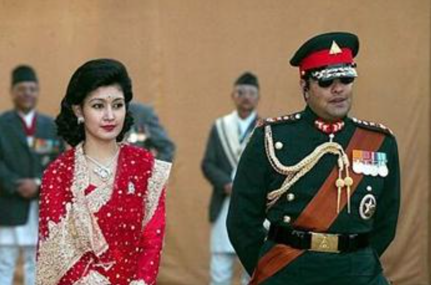 從尼泊爾王妃一夜淪為平民，她始終面帶微笑，容貌品德不輸戴安娜-圖3