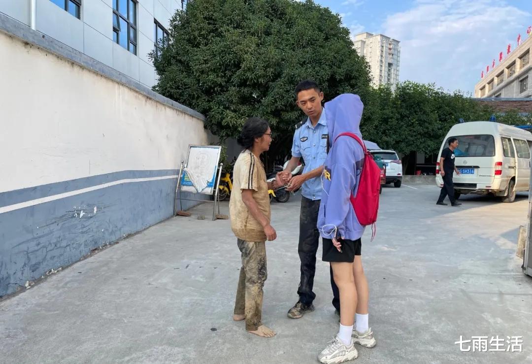 年轻交警不顾女子身上的泥沙,轻拥安抚使其稳定,网友:太帅了!