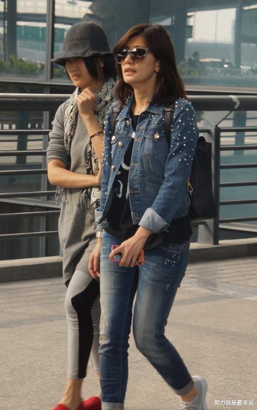 贾静雯|哪有46岁的老少女,在机场拍到贾静雯的素颜,脸松垮皮肤焉瘪!