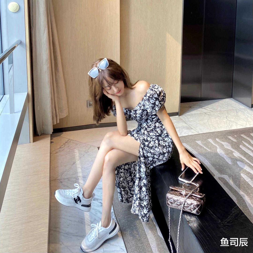鱼司辰|美如初恋女人的穿搭技巧，T恤搭配牛仔裤开叉裙，青春感满分！