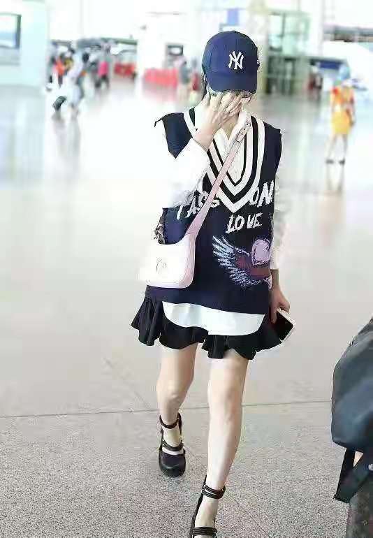 时尚风行派|范冰冰机场穿搭又出新花样！走学院风秀少女心，露出肌肉腿也不怕