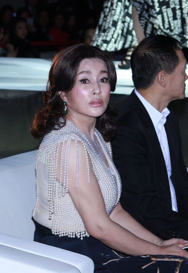 闲鱼有话说|刘晓庆生图还挺能打，出席活动虽满脸油光，但穿珍珠裙气质却高级