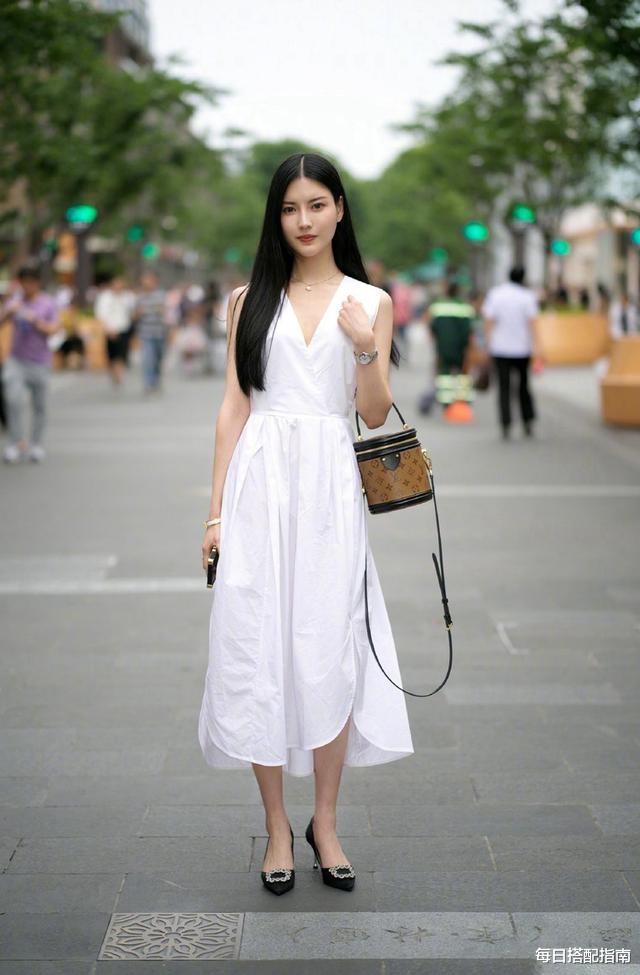 每日搭配指南|夏天别总穿得太花哨,学会这样来穿“浅色系”,美得温柔又高级