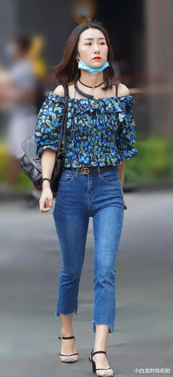 小白龙时尚街拍 碎花一字肩上衣,搭配深蓝色毛边九分裤,成熟稳重自带几分女人味