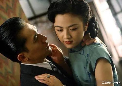 许晴|众女星同穿旗袍秀身材：景甜显丰腴，倪妮秀腰身，都难敌许晴一个弯腰！