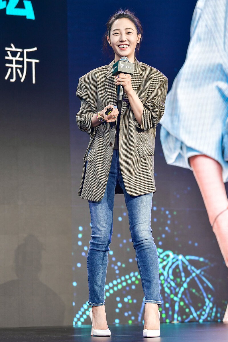 大表姐的时尚圈|白百合这搭配很惊艳，渔网衫+七分裤打造文艺范， 扎丸子头够可爱