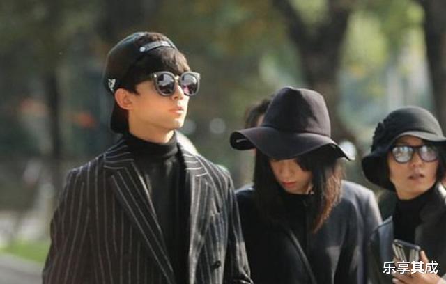 吴磊|吴磊跟姐姐互动亲密，眼神又暖又帅，姐姐的五官身材神似谭松韵