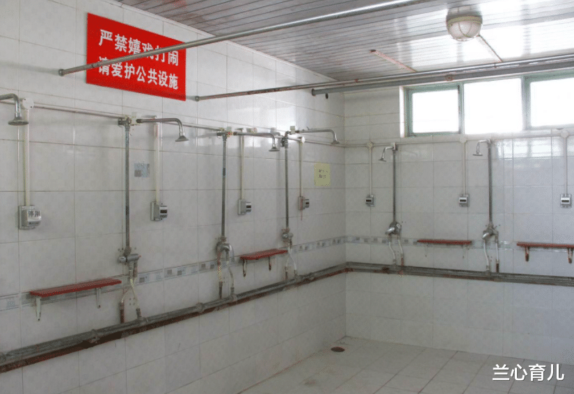 兰心育儿|3岁男孩进入女澡堂，40岁阿姨当场发飙：都被看光了