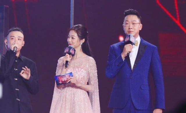 主持人|冯琳再次公开亮相，气质出挑，还没毕业就能担任跨年晚会主持人