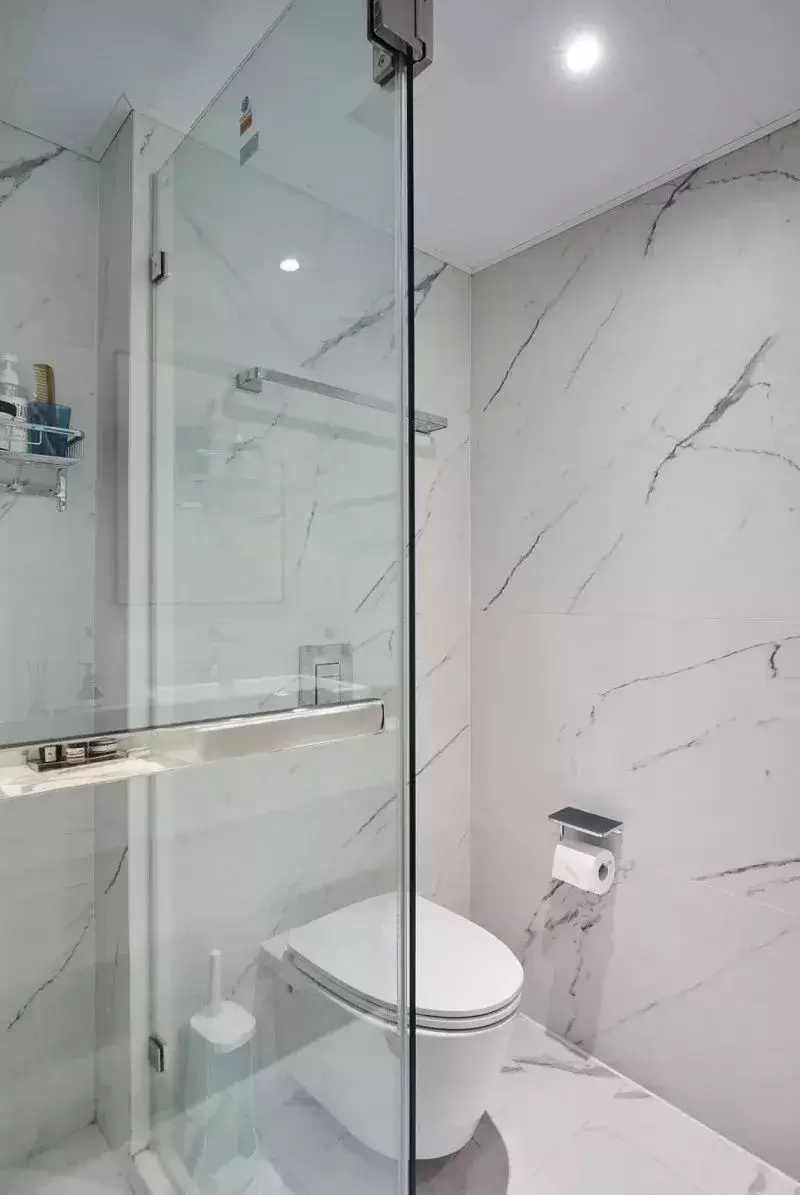 |越来越多人都不装老式马桶了，现在流行用它替代，好用又省地！
