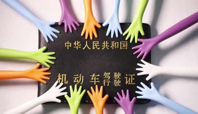 成都51岁男子驾奥迪车接孙女时失控,造成1死4伤,男子面如死灰