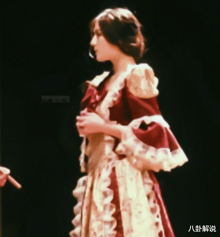 迪丽热巴|热巴堪称人间芭比！宫廷造型美出新高度，高糊画质中的颜值太绝了