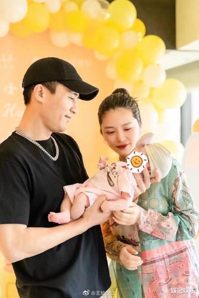 王灿|杜淳王灿女儿满月，小蛋饺穿名牌衣服亮相，小手摸自己脸颊太可爱