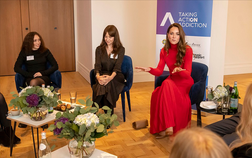 全球时尚风行 凯特穿衣终于大胆了!一身红色造型比卡米拉好看,就是脸上松垮了