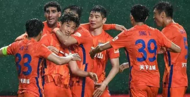 山东鲁能|鲁能战青岛首发预测：后防撤换1人，两王牌坐镇后腰，段刘愚冲锋