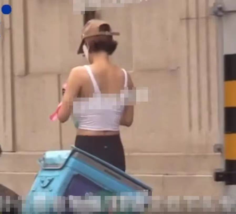 加菲猫说时尚|马伊琍母女仨现身医院!瘦得厉害身材似麻杆,紧搂长女幼女受冷落