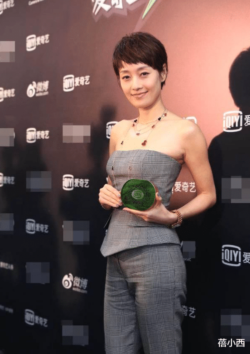 穿衣搭配|“马伊琍”身材骨感不输超模,阿姨年纪穿抹胸套装,轻松美出圈