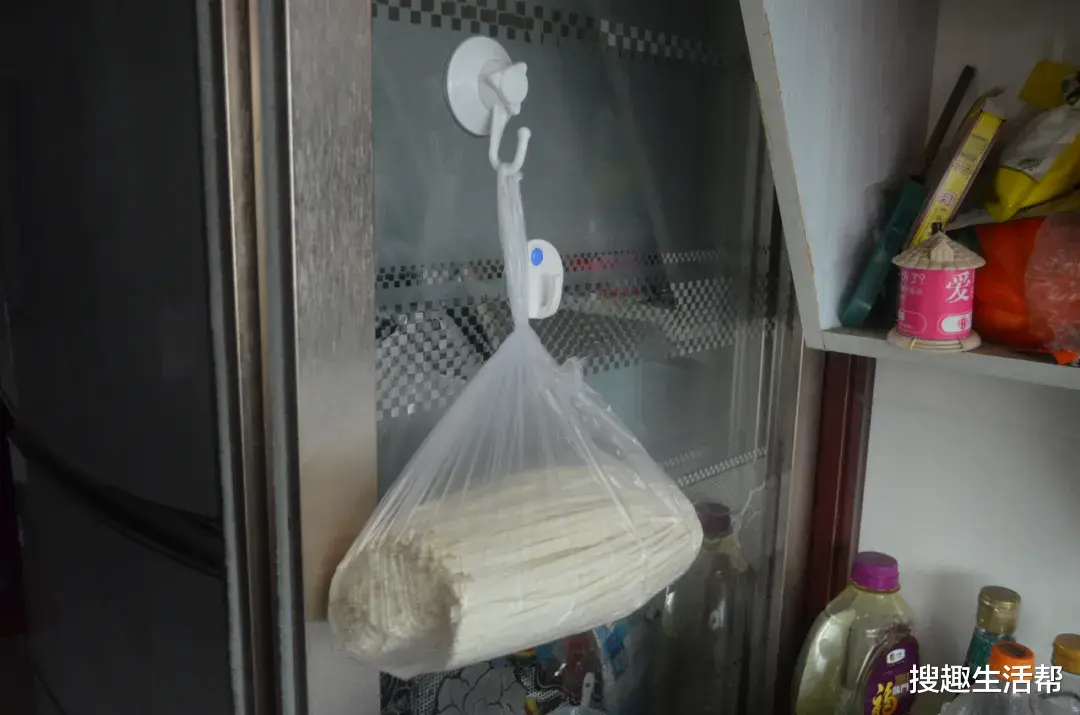 吸盘挂钩吸不住吗？教你一个小窍门，挂几十斤都很牢固，涨知识了