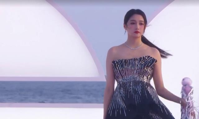 杨紫|杨天真在《GQ盛典》闹笑话，杨颖的仙女棒太廉价，两个晓彤比拼美