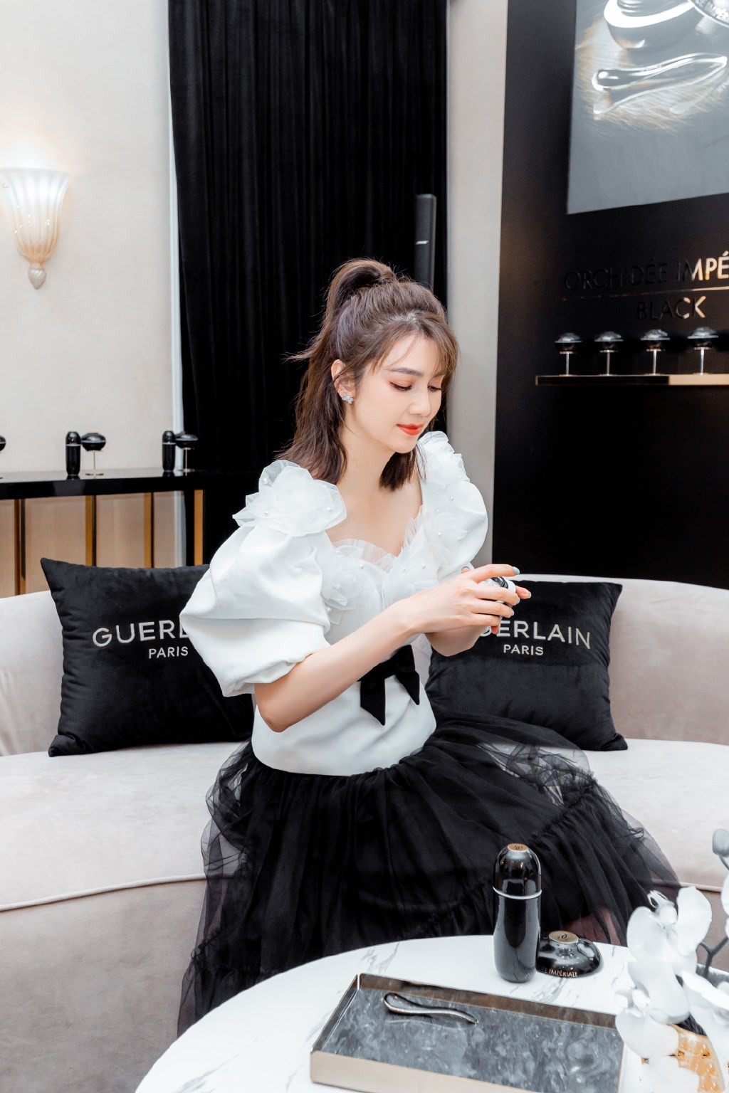 八只爪的猫 50岁洪欣仍不肯优雅变老，现身综艺大胆穿泡泡袖，甜而不腻好养眼