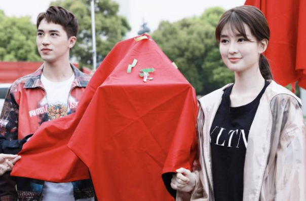 梁朝伟|乔欣龚俊新剧《沉睡花园》开播，贴身吻戏被网友吐槽太油腻