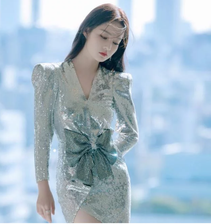 李沁|李沁：演技被观众认可，颜值被大众所喜爱，却依旧不温不火