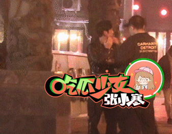 何炅|47岁何炅疑似恋情爆光？凌晨与神秘男子暧昧不清，十指紧扣回酒店太亲密