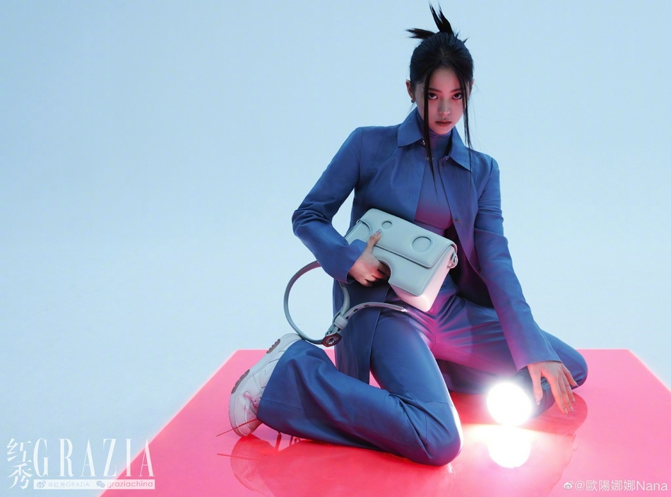 欧阳娜娜|欧阳娜娜穿蓝色西装 眼神坚毅表现力十足