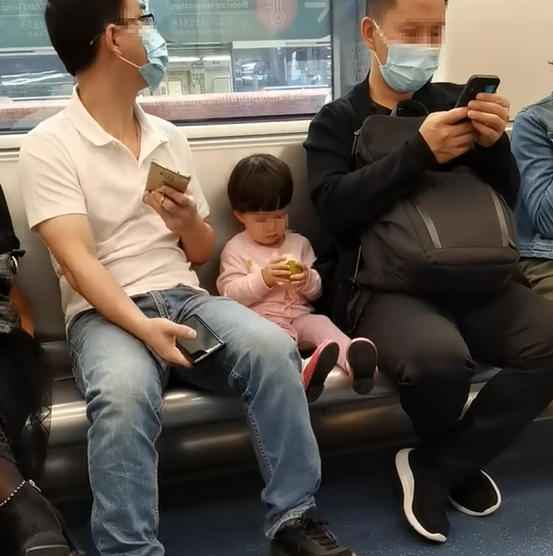 衣美的小空间 这才是人类高质量萌娃，萌娃地铁上的举动，让一些大人自愧不如
