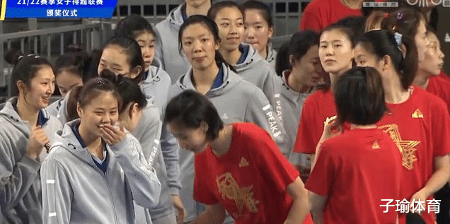 赖亚文|第14冠！李盈莹大秀戒指，姚迪代表球队领杯，赖亚文为冠军颁奖